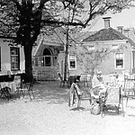 Dorpsgezicht met cafÚterras en boerderijen