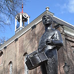 Hoogeveen10 kerk met beeld trommelslager.JPG