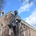 Hervormde kerk met het standbeeld van de Trommelslager